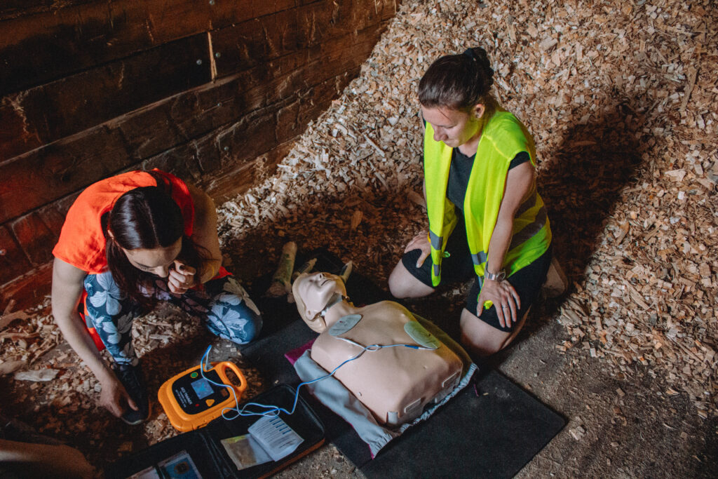 Dvě ženy používají AED pro oživení figuriny