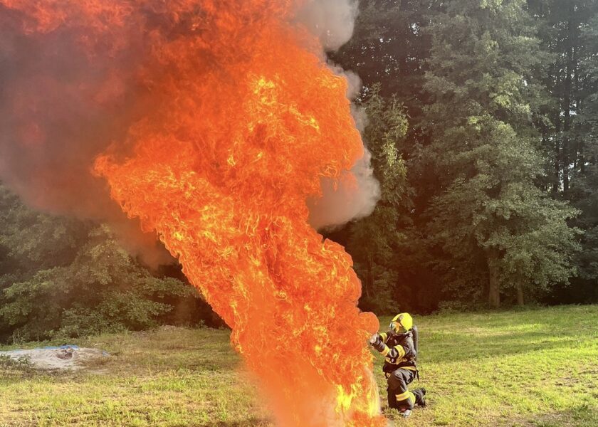 ukázka toho co se stane pokud hasíte pánev s rozpáleným olejem vodou. ukázka exploze.