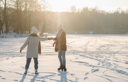 Dva lidé bruslí na led